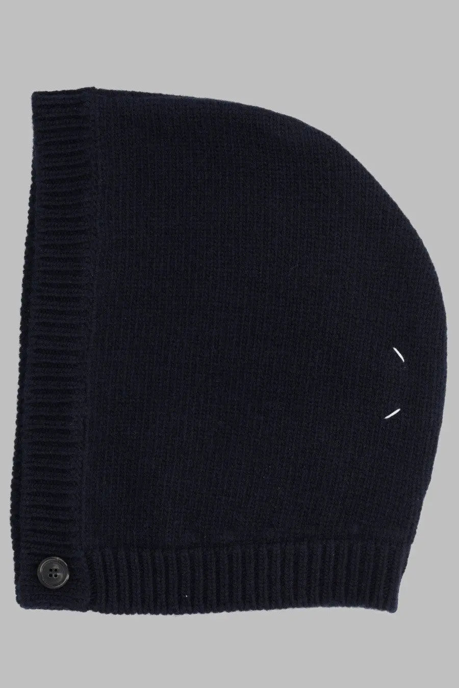 Maison Margiela men’s cappuccio in lana blue dark navy knit beanie with ribbed cuffs and single button closure