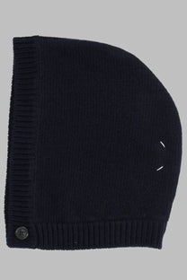 Maison Margiela men’s cappuccio in lana blue dark navy knit beanie with ribbed cuffs and single button closure