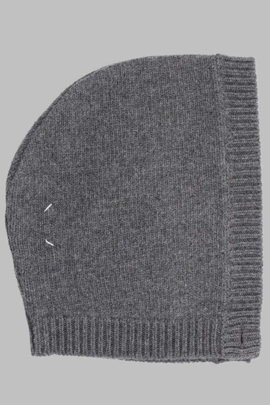 Maison Margiela men’s cappuccio in lana grey gray knitted beanie with ribbed edge and subtle texture