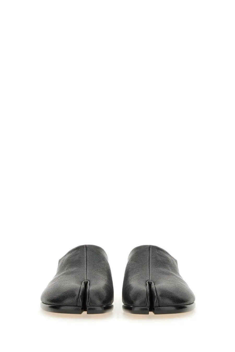 Maison Margiela men’s black leather tabi mules featuring a distinctive split-toe design for stylish wear