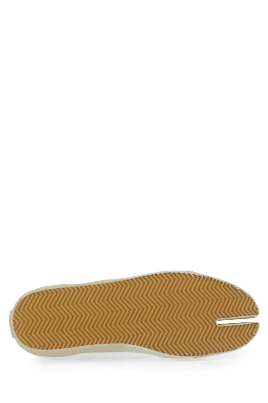Tan rubber sole with chevron pattern and split toe design of maison margiela men’s mary jane tabi white back view
