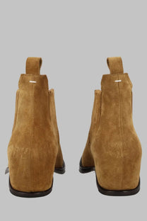 Maison Margiela men’s stivale western tan suede chelsea boots with low block heel and black rubber sole