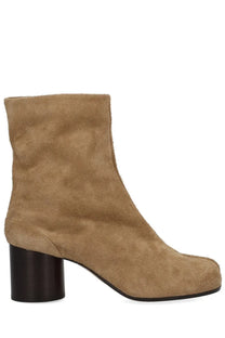 Maison Margiela women’s tan suede ankle boot with chunky black heel in tabi style shown from the back side