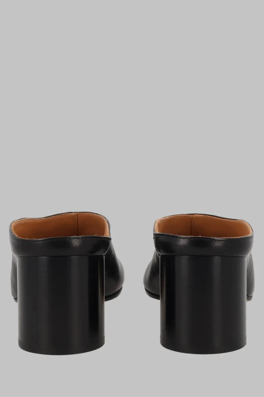 Maison Margiela women’s mule tabi in pelle black with glossy black patent leather and thick block heels