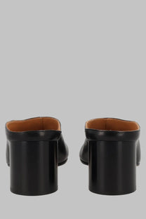 Maison Margiela women’s mule tabi in pelle black with glossy black patent leather and thick block heels