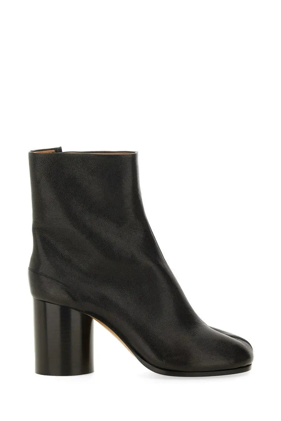 Maison Margiela women’s stivale tabi black leather ankle boot with chunky heel and minimalist design front view