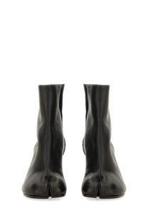 Maison Margiela women’s stivale tabi black leather boots with distinctive split-toe design front view