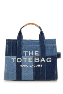 Marc jacobs women’s borsa medium tote in denim blue featuring denim patchwork with white lettering and brown leather handles