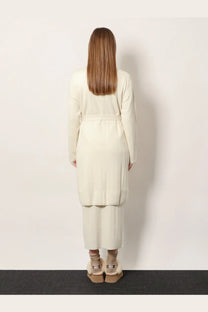 Cream-colored ribbed cashmere cardigan with matching wide-leg pants and ugg platform boots by Max Mara woman
