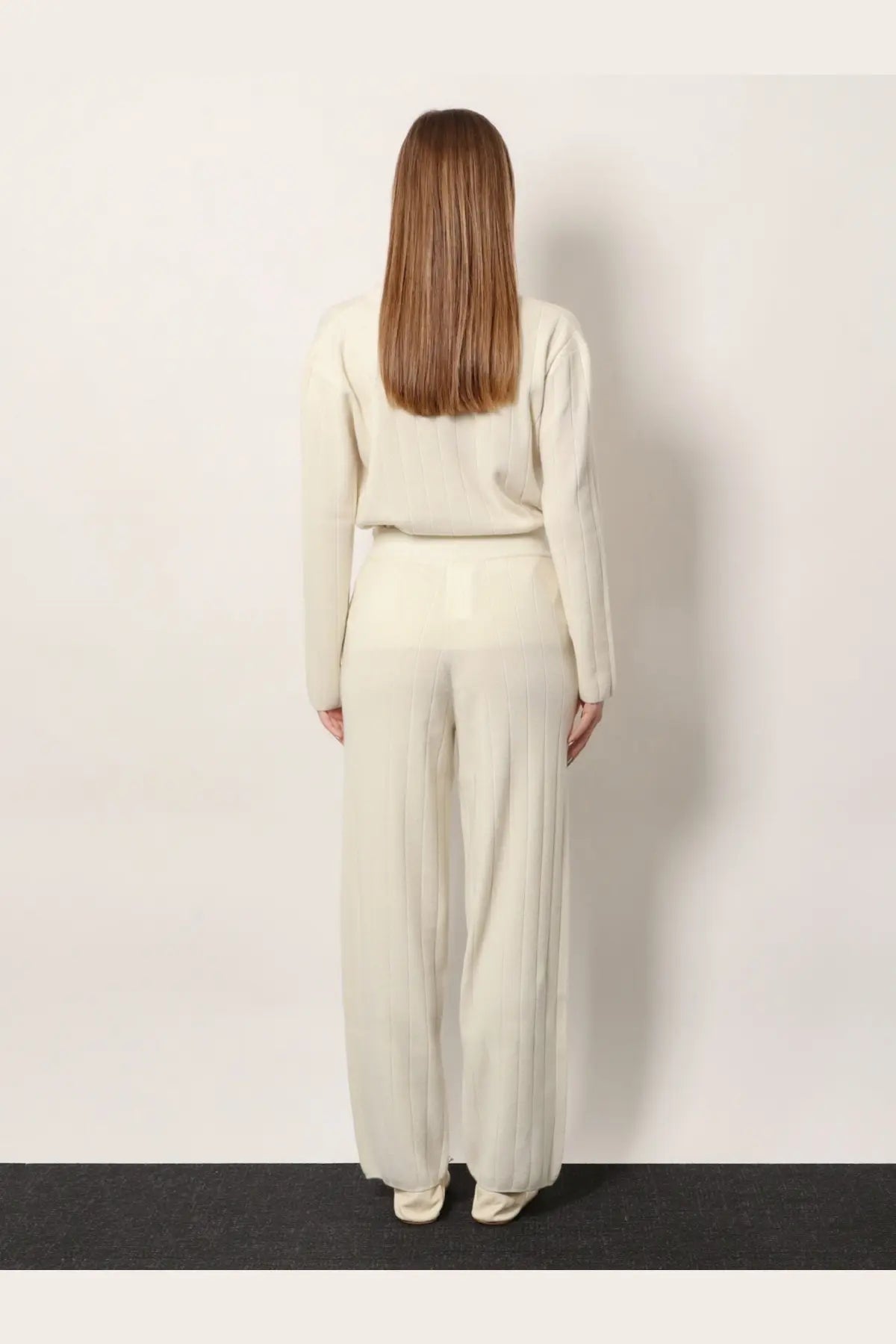 Cream-colored ribbed knit sweater paired with Max Mara women’s Jardin cashmere pleated wide-leg trousers white