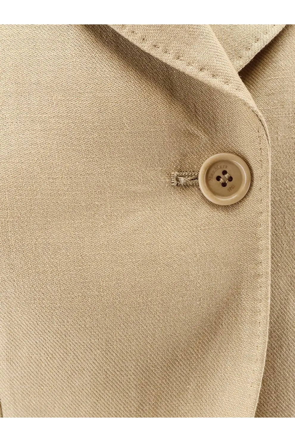 Beige smooth four-hole button on max mara women’s mxsbuono linen blazer for a lightweight elegant look