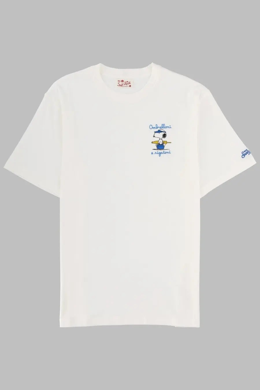 White cotton Mc2 Saint Barth men’s shirt with a small embroidered Snoopy holding umbrella and blue text ombrelloni e regali