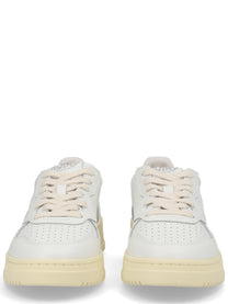 AUTRY Women's Medalist Low Sneaker White, view 3