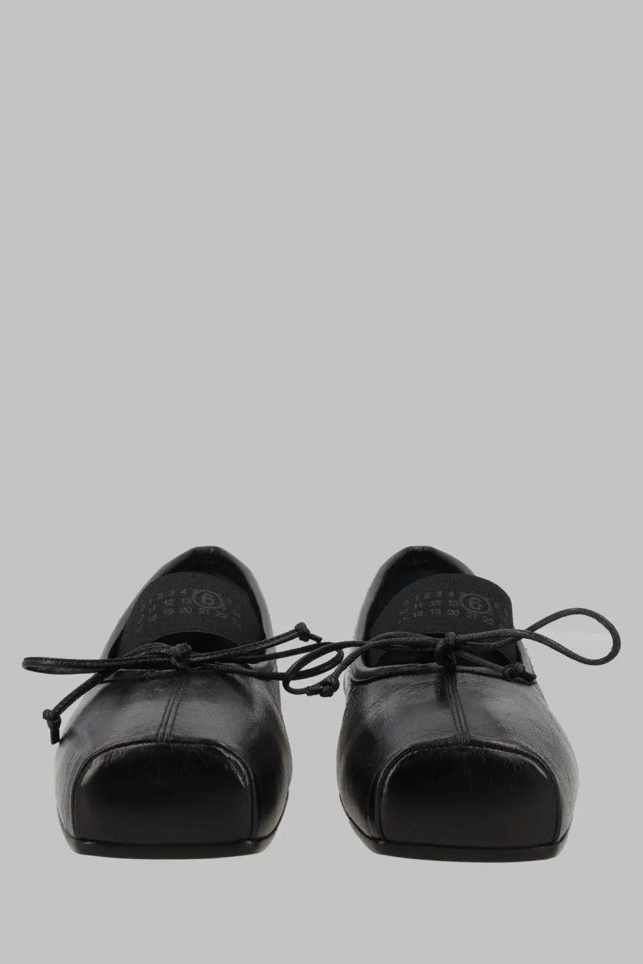 Black leather loafers with square toe and tied laces from MM6 Maison Margiela womens ballerina numeric punta quadrata black