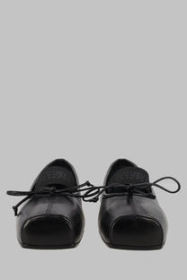 Black leather loafers with square toe and tied laces from MM6 Maison Margiela womens ballerina numeric punta quadrata black