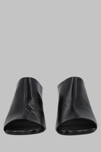 Black leather mules with a sleek minimalist design and subtle stitching by MM6 Maison Margiela women’s mule anatomic con tacco black