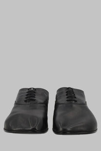 Mm6 maison margiela women’s stringata in pelle black black leather lace-up shoes with a distinctive square toe design
