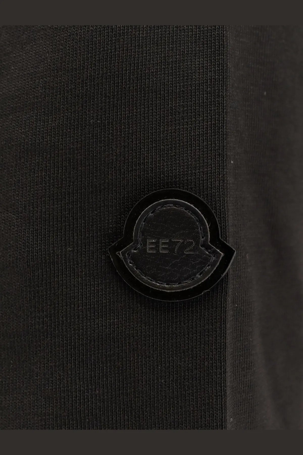Black moncler ee72 logo patch on dark cotton fabric of moncler genius women’s edward enninful ee72 shirt