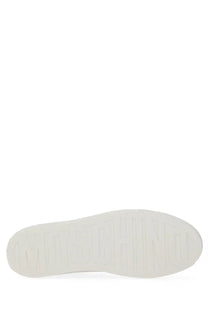 White rubber sole with embossed moschino logo on the back of moschino men’s white leather sneaker