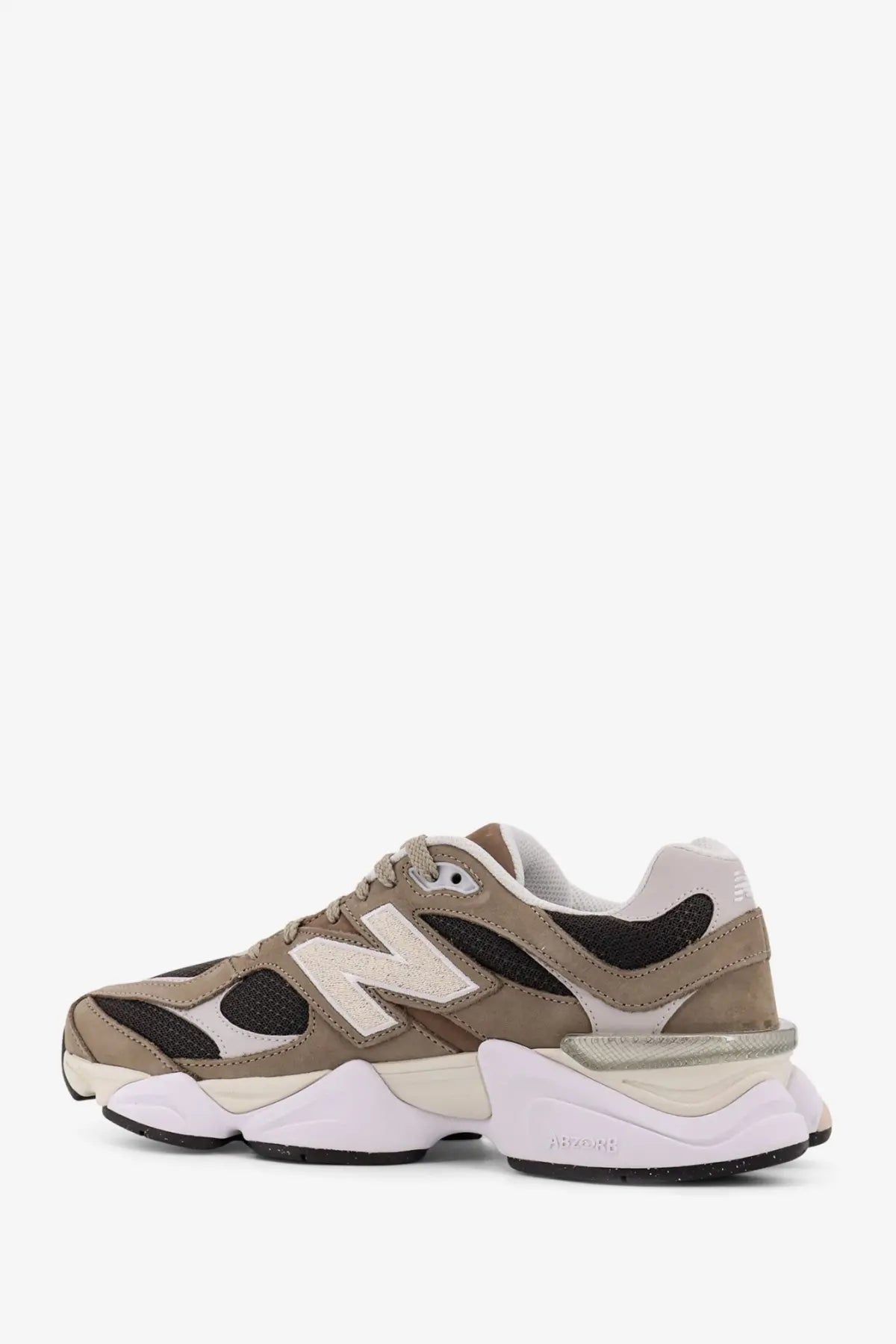 New Balance men’s low top mesh sneakers in beige tan and black with a chunky white midsole