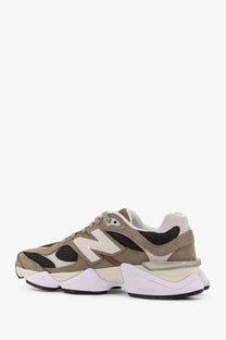 New Balance men’s low top mesh sneakers in beige tan and black with a chunky white midsole