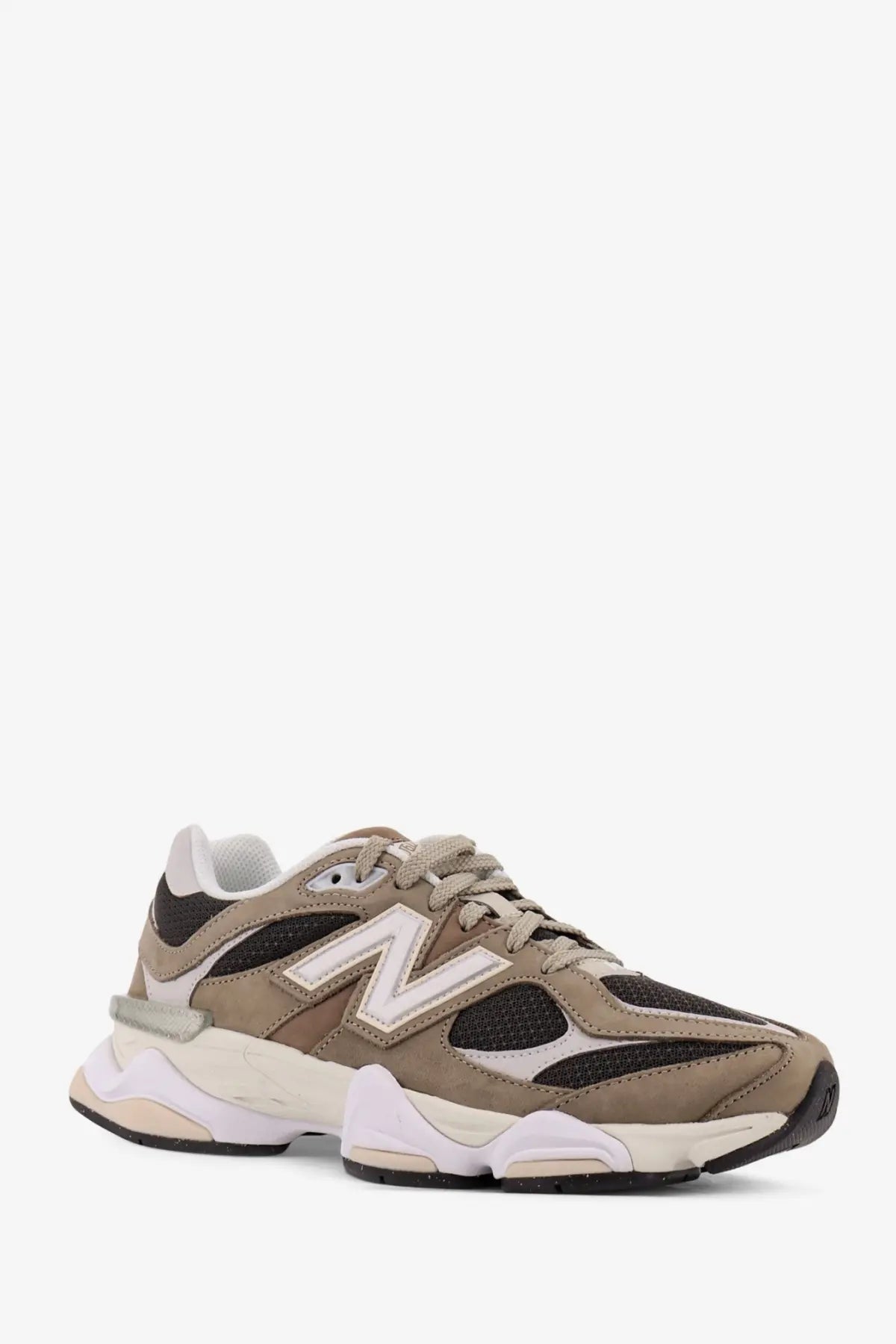 New Balance men’s low top mesh sneakers in beige with tan and black accents and a chunky white midsole