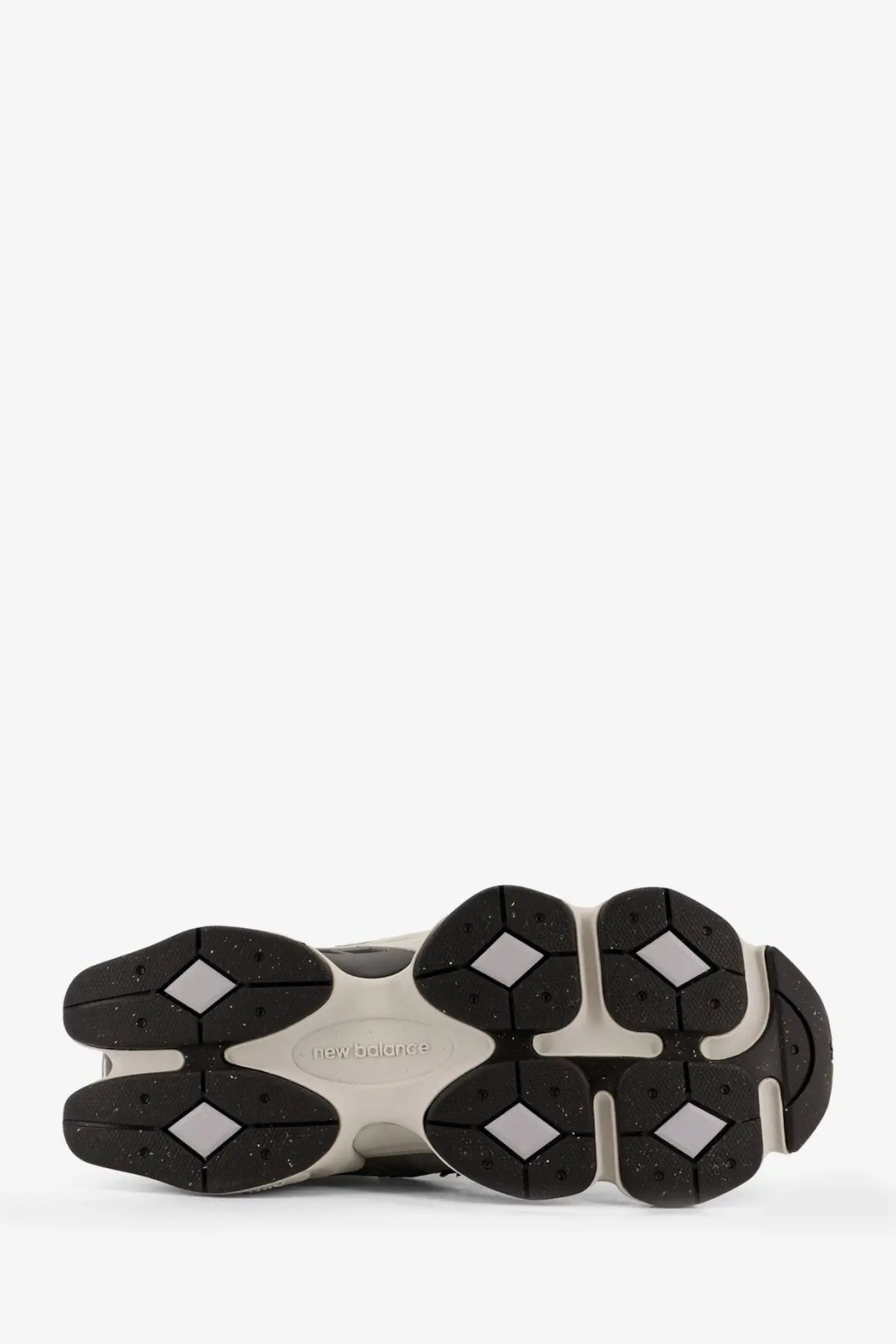 New balance men’s low top mesh sneakers grey in black and off-white with chunky multi-layered sole design