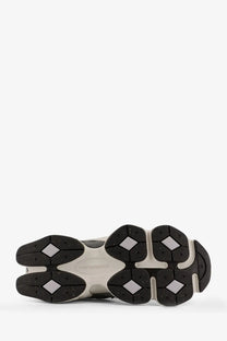 New balance men’s low top mesh sneakers grey in black and off-white with chunky multi-layered sole design