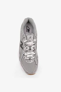 New Balance men’s low top mesh sneakers in grey with white laces and black branding details for running