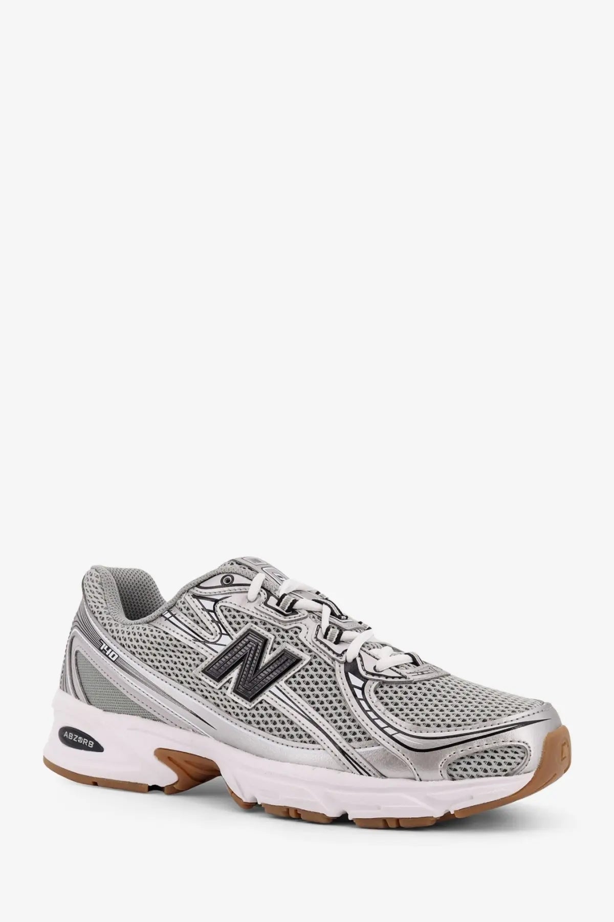New Balance men’s low top mesh sneakers in silver with mesh upper and gum-colored rubber sole for running
