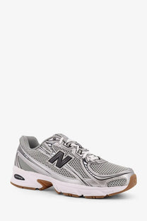 New Balance men’s low top mesh sneakers in silver with mesh upper and gum-colored rubber sole for running