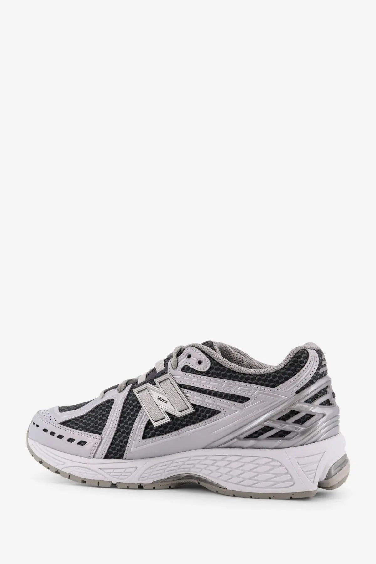 New Balance men’s low top mesh sneakers in silver and black with synthetic overlays for running use