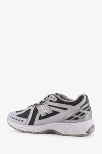 New Balance men’s low top mesh sneakers in silver and black with synthetic overlays for running use