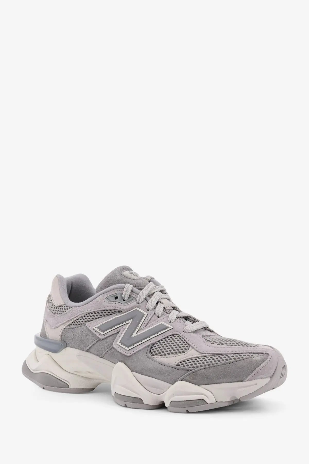 New Balance Men’s low top mesh and suede sneakers in grey with a chunky white midsole