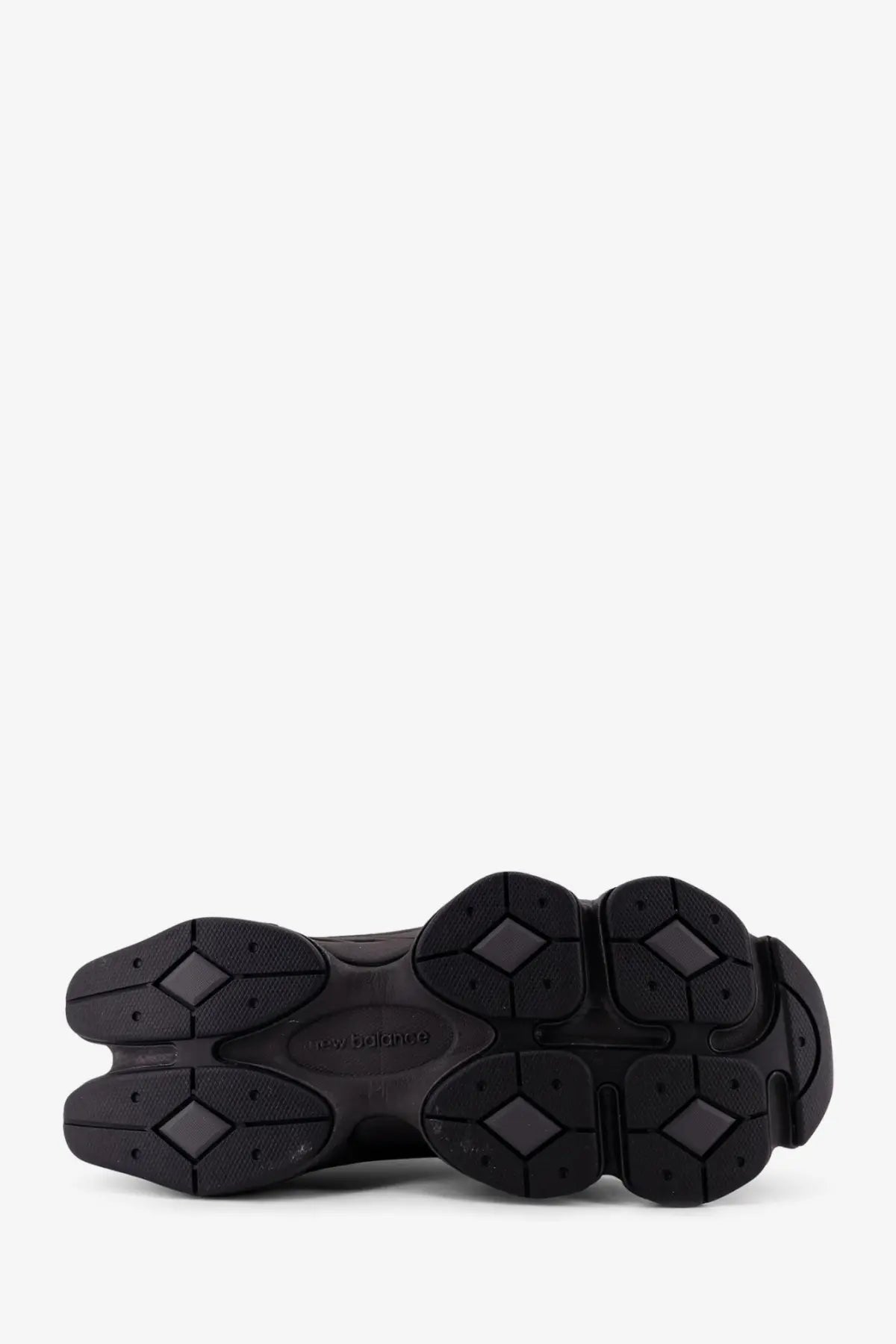 Black rubber sole with chunky multilobed design and embossed new balance logo on men’s mesh sneakers black