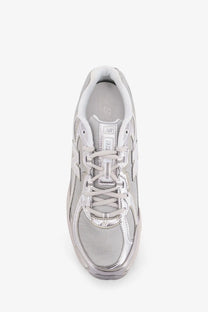 New Balance men’s silver mesh sneakers with synthetic overlays for lightweight comfort and durability