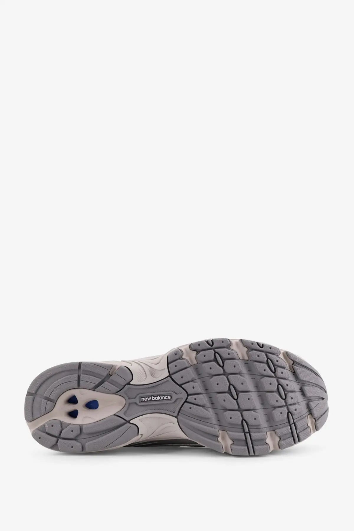 Back side of new balance men’s mesh sneakers silver showing gray and white textured rubber outsole with heel branding
