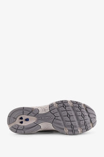 Back side of new balance men’s mesh sneakers silver showing gray and white textured rubber outsole with heel branding