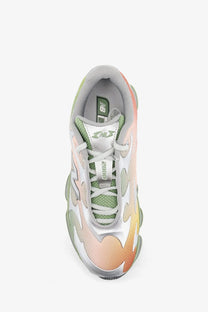 New balance men’s sneakers in tessuto tecnico con laterale silver with gradient pink orange green mesh and synthetic overlays