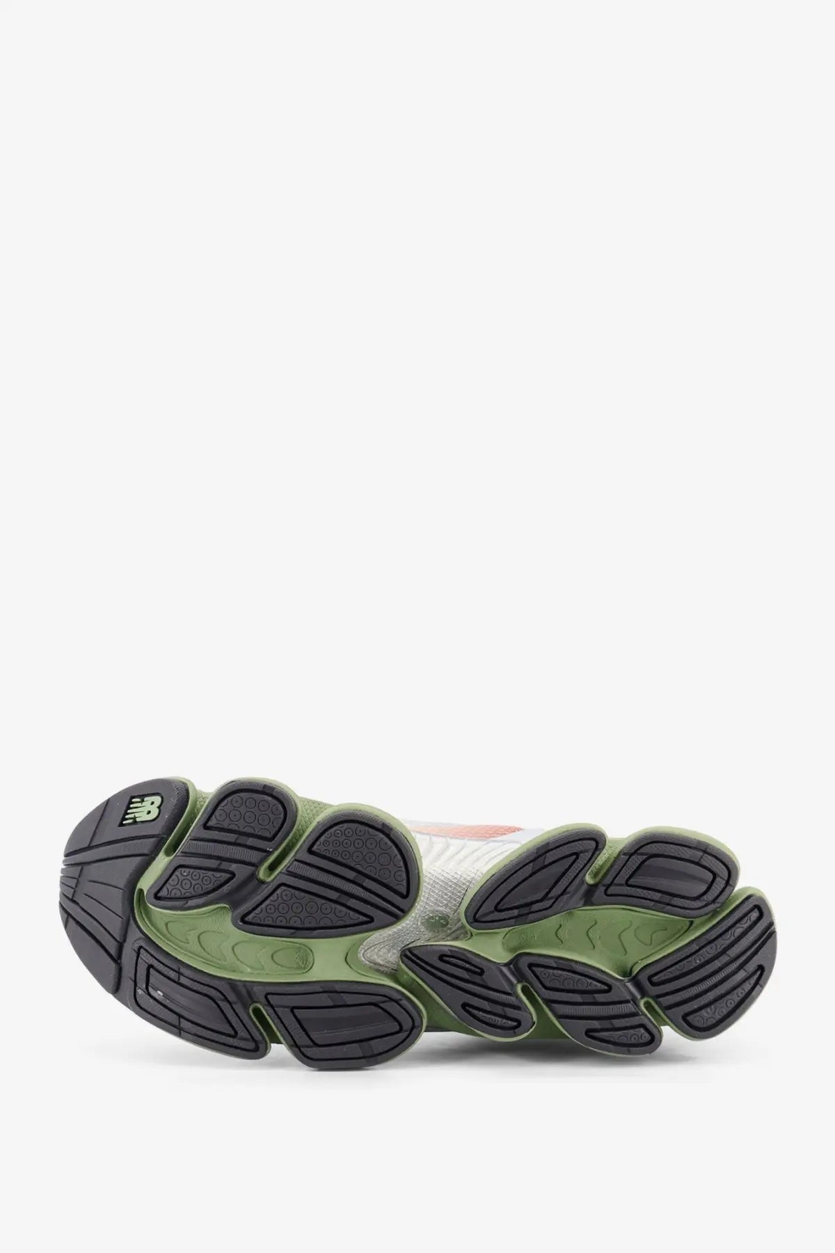 Back side of new balance men’s sneakers in tessuto tecnico with olive green and black segmented rubber sole and logo on heel