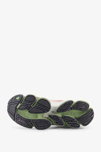 Back side of new balance men’s sneakers in tessuto tecnico with olive green and black segmented rubber sole and logo on heel