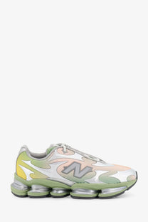 New Balance men’s sneakers in tessuto tecnico with pastel green and yellow flame pattern and metallic silver midsole