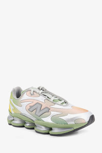 New Balance men’s pastel gradient sneaker with metallic silver n logo and translucent air cushioned sole in tessuto tecnico