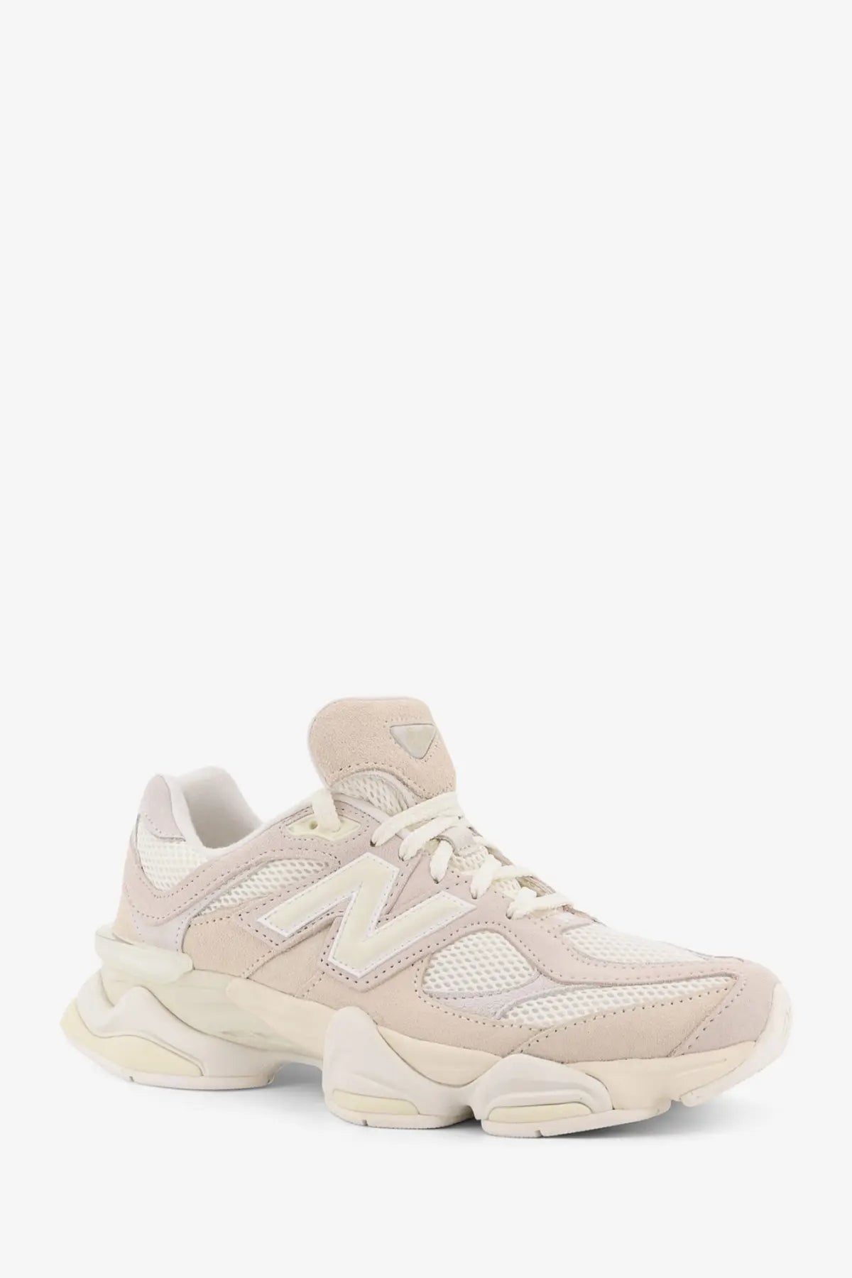 New balance men’s low top sneaker in beige with suede and mesh upper and chunky white midsole