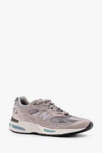 New balance men’s grey suede and mesh running sneakers with light blue midsole accents 990v3 model
