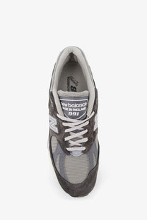 New Balance men’s suede and mesh sneakers grey with white laces and classic retro design