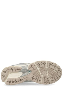 New Balance unisex sneaker 1906R silver in silver and beige with textured rubber sole for running