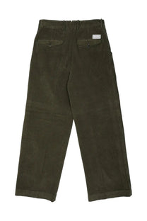 Nineinthemorning men’s pantalone in cotone coste green dark olive green corduroy trousers with relaxed fit and buttoned back pockets visible from the back