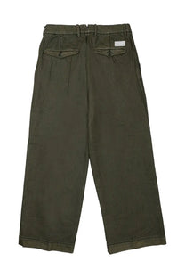 Olive green cotton trousers with two back pockets and belt looped at the waist nineinthe morning men’s pantalone