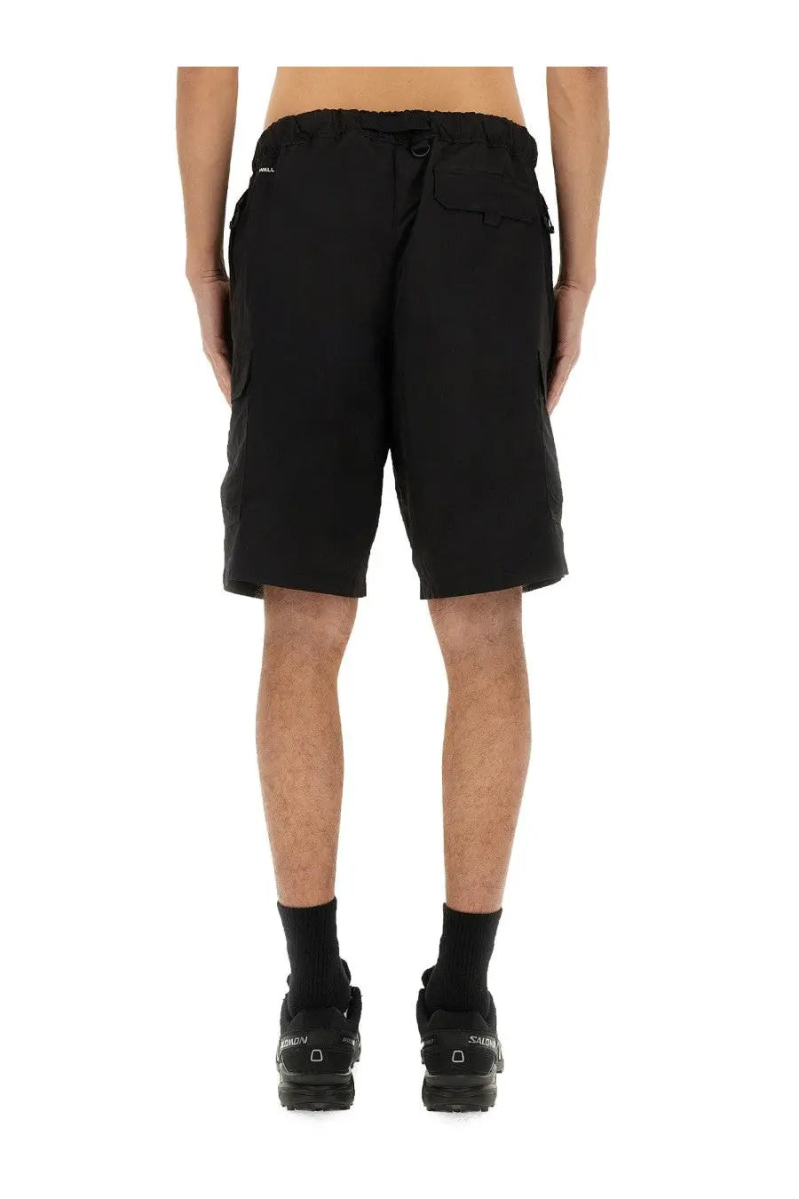 The north face men’s black cargo shorts feature multiple pockets and an elastic waistband for comfort and utility